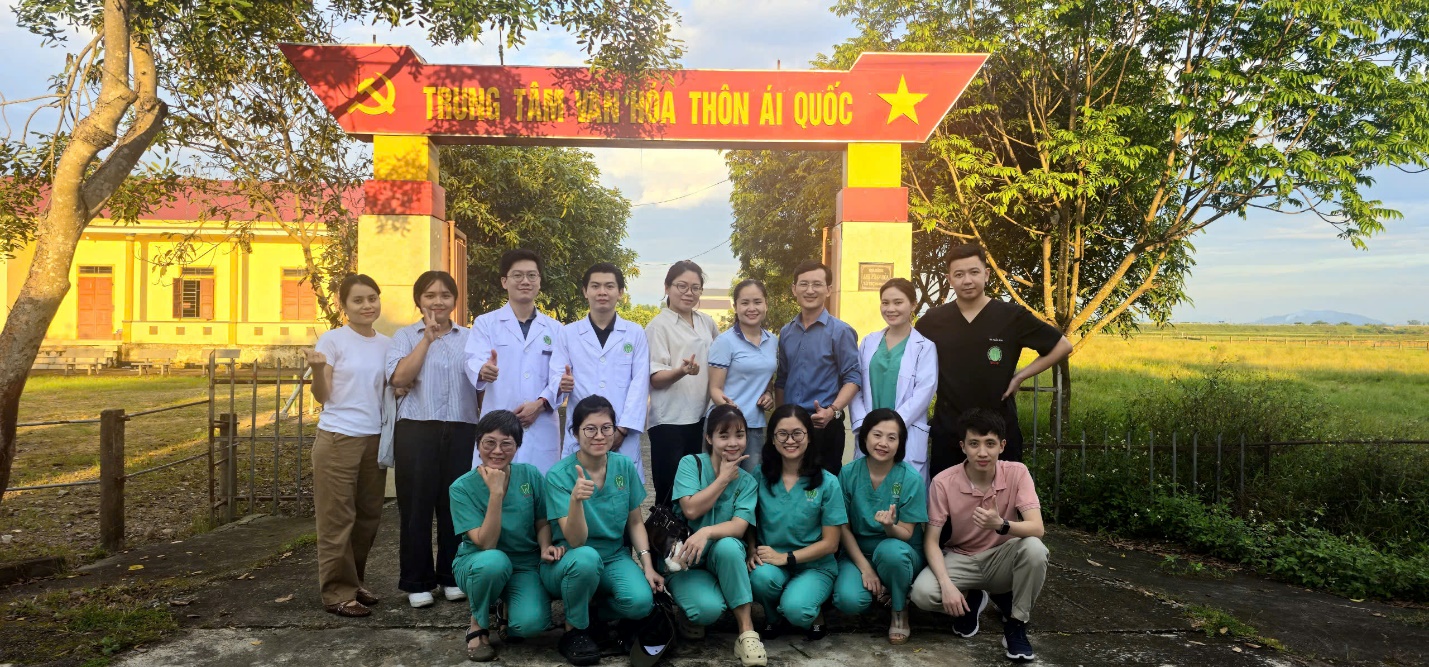 Đoàn công tác chụp ảnh kỷ niệm